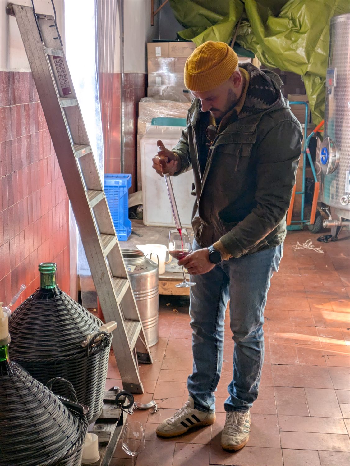La cantina di Fattoria Ispoli con le damigiane impagliate appoggiate a terra