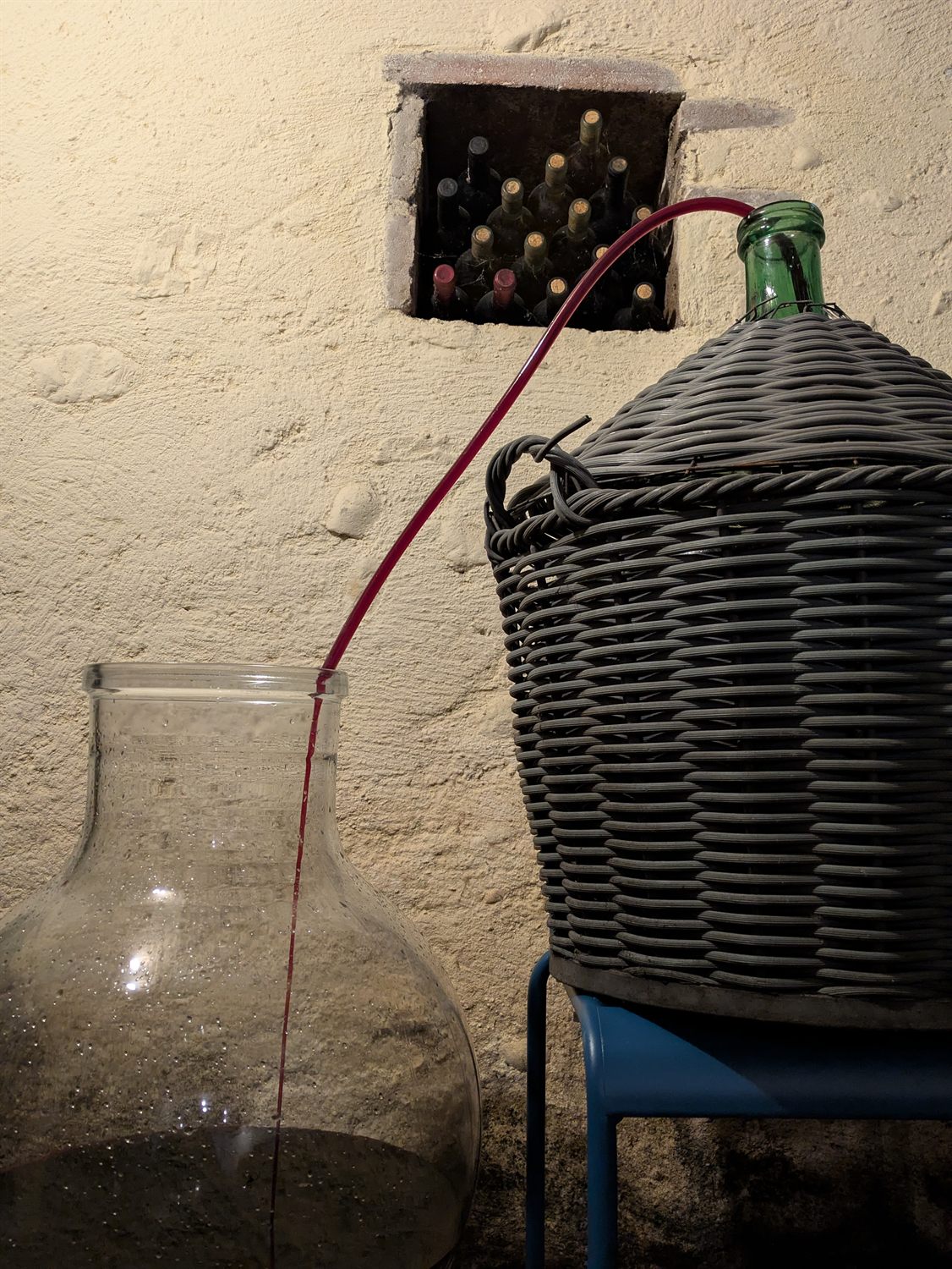 Il tubo di travaso che porta il vino dalla vasca all'ampolla di vetro