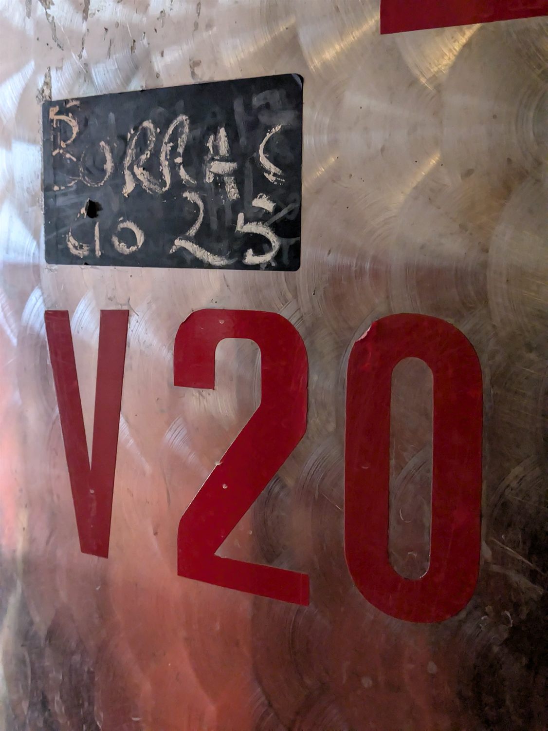 La targa della vasca in cantina con la scritta a gesso «Borraccio 25» sopra la sigla V20